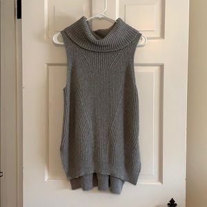 Turtle neck sleeveless sweater
